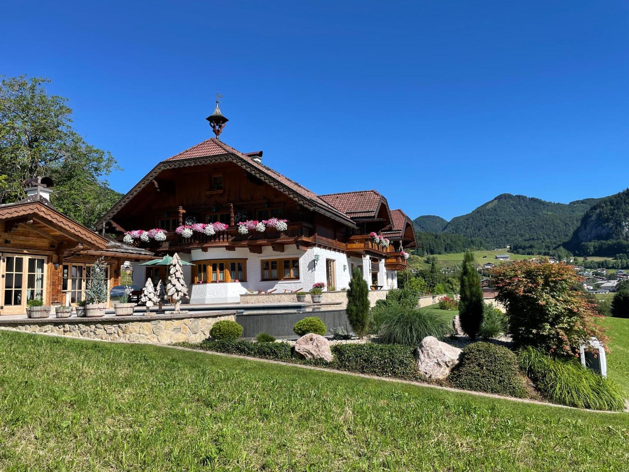 Schossleitner - Der Wohlfuehl-ansitz Am Wolfgangsee Mit Weitblick *
